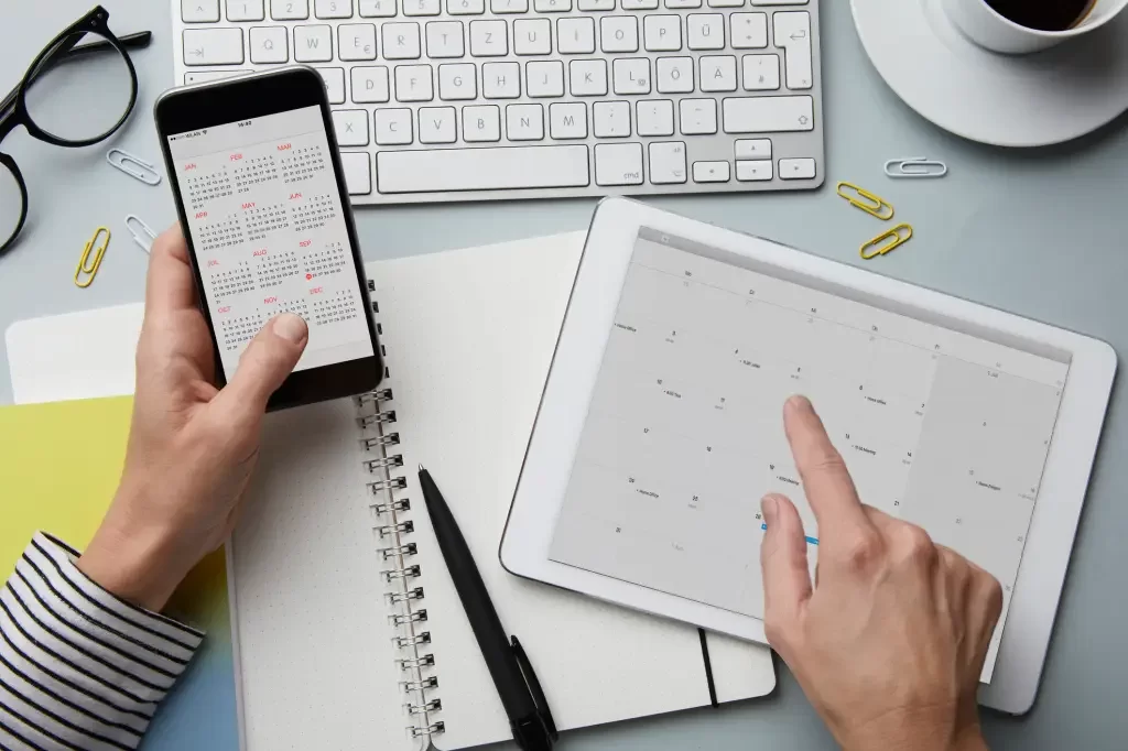 Celular e tablet mostram calendário, destacando a importância do planejamento para empresas