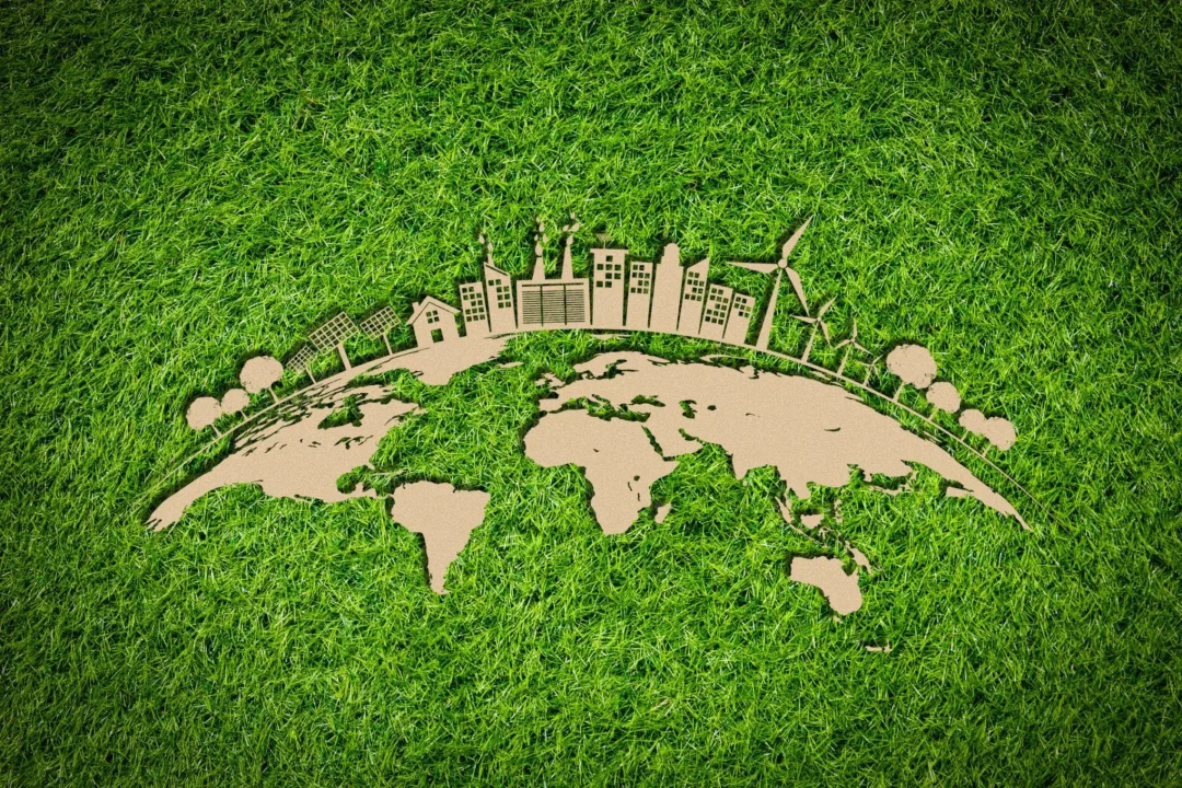 Mapa mundial projetado sobre uma grama verde