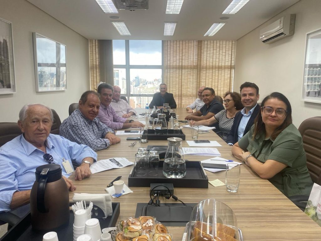 Pessoas reunidas em sala de reunião